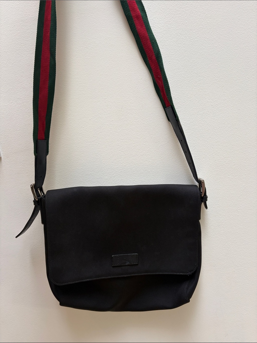 Authentic Gucci Black Crossbody Messenger Bag with Green-Red Shoulder Strap